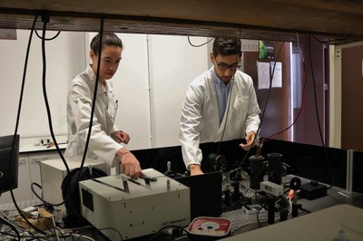 PhD students setting up a TCSPC measurement